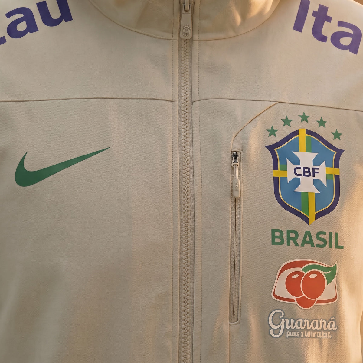 Veste Brésil beige 2025/2026 – détail du logo