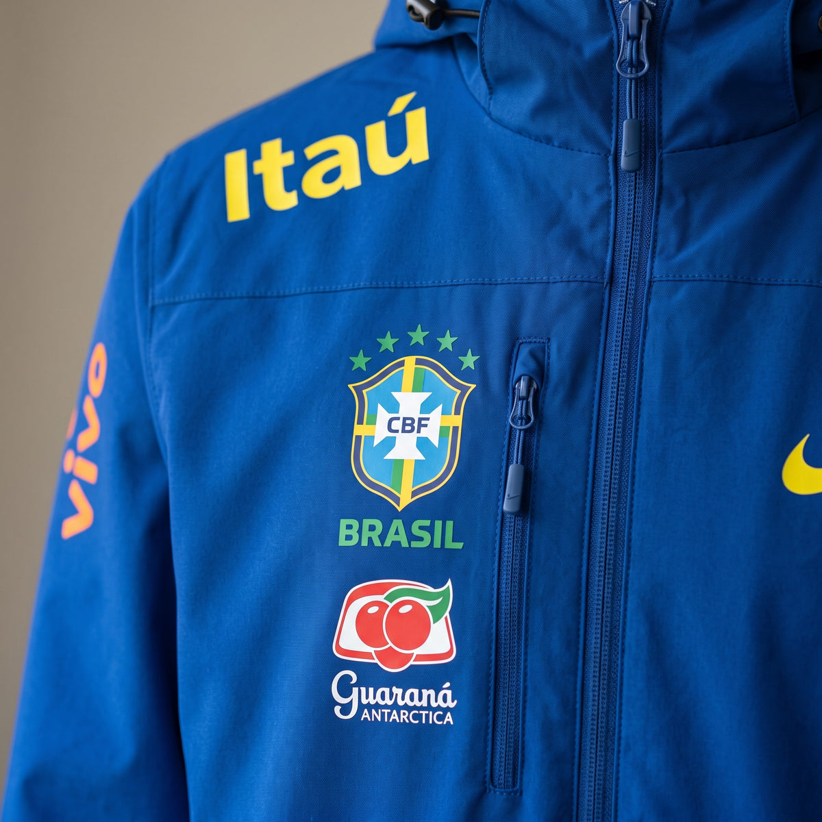 Veste Brésil bleu 2025/2026 – détail du logo