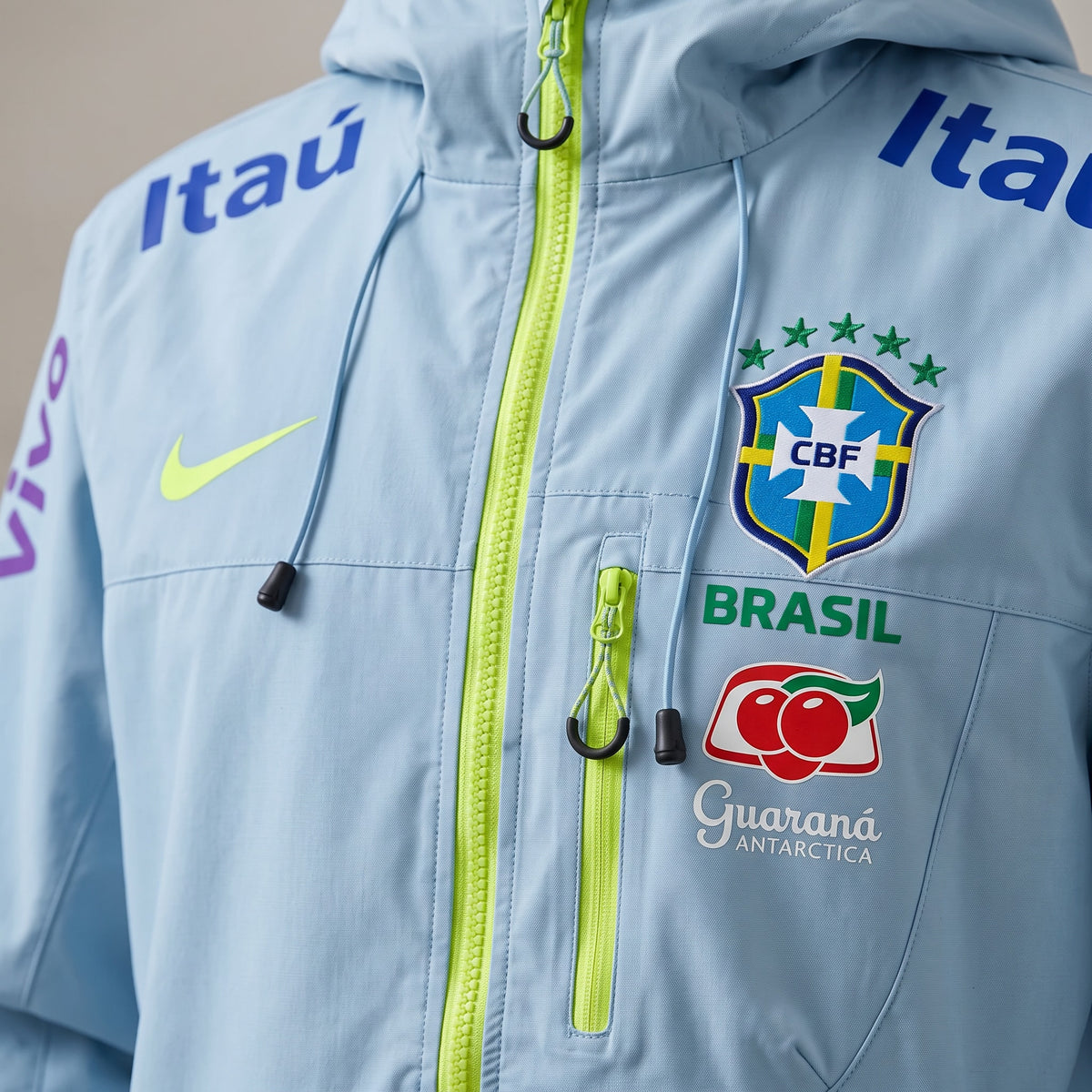 Veste Brésil bleu clair 2025/2026 – détail du logo