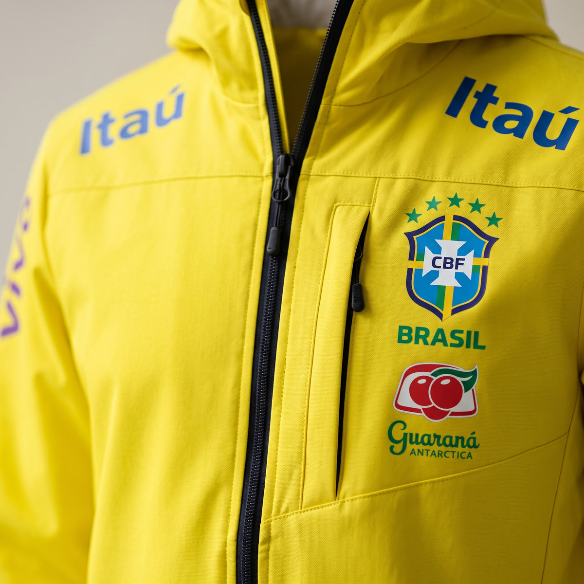 Veste Brésil jaune 2025/2026 – détail du logo