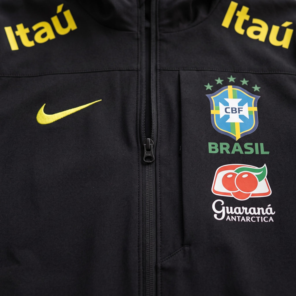 Veste Brésil noir 2025/2026 – détail du logo