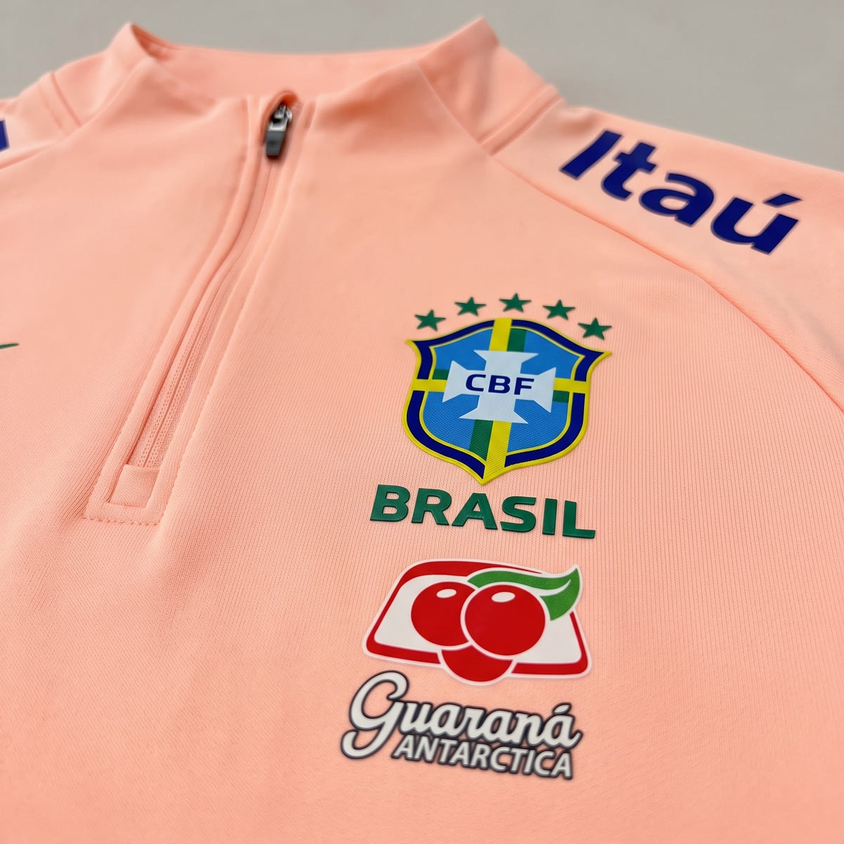 Veste du Brésil zippée 2026 – détail du logo