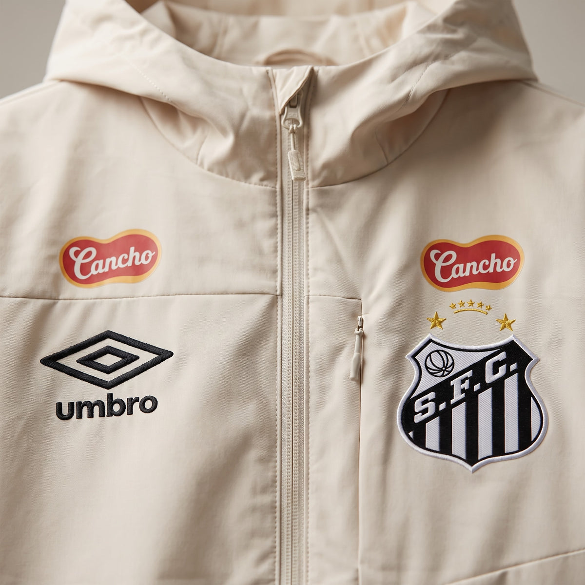 Veste Santos beige 2025/2026 – détail du logo