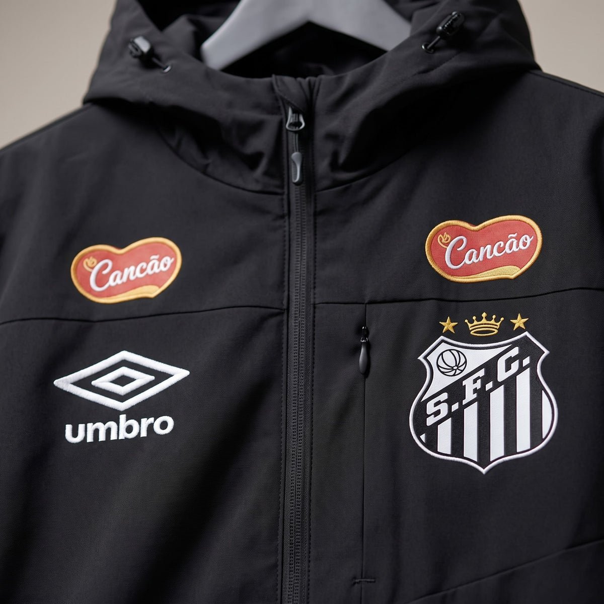 Veste Santos noir 2025/2026 – détail du logo